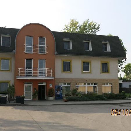 Hotel Ned Hockey Nymburk Exteriör bild